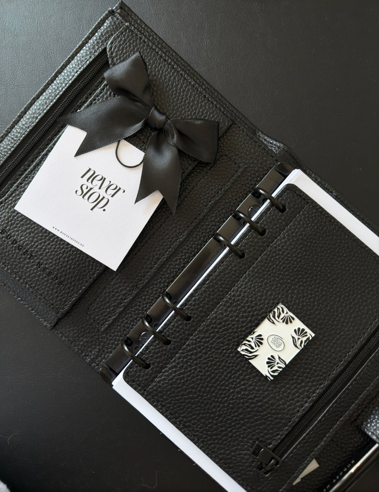 Paperclip BOW BLACK | für Binder, Notizbücher oder Planer - Budget Needs