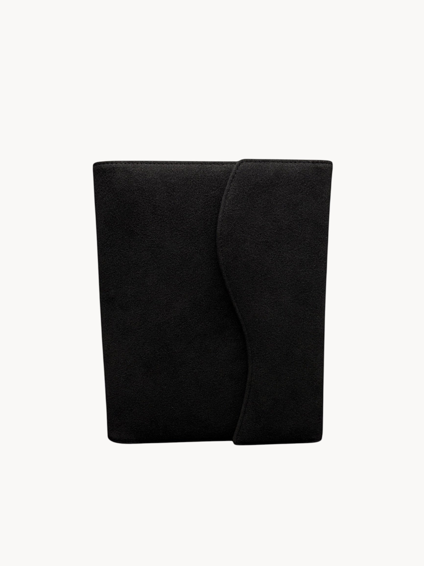 BUDGETNEEDS ™ A5 FlapLine ring binder in black suede with a minimalist hidden magnetic closure for daily organization.