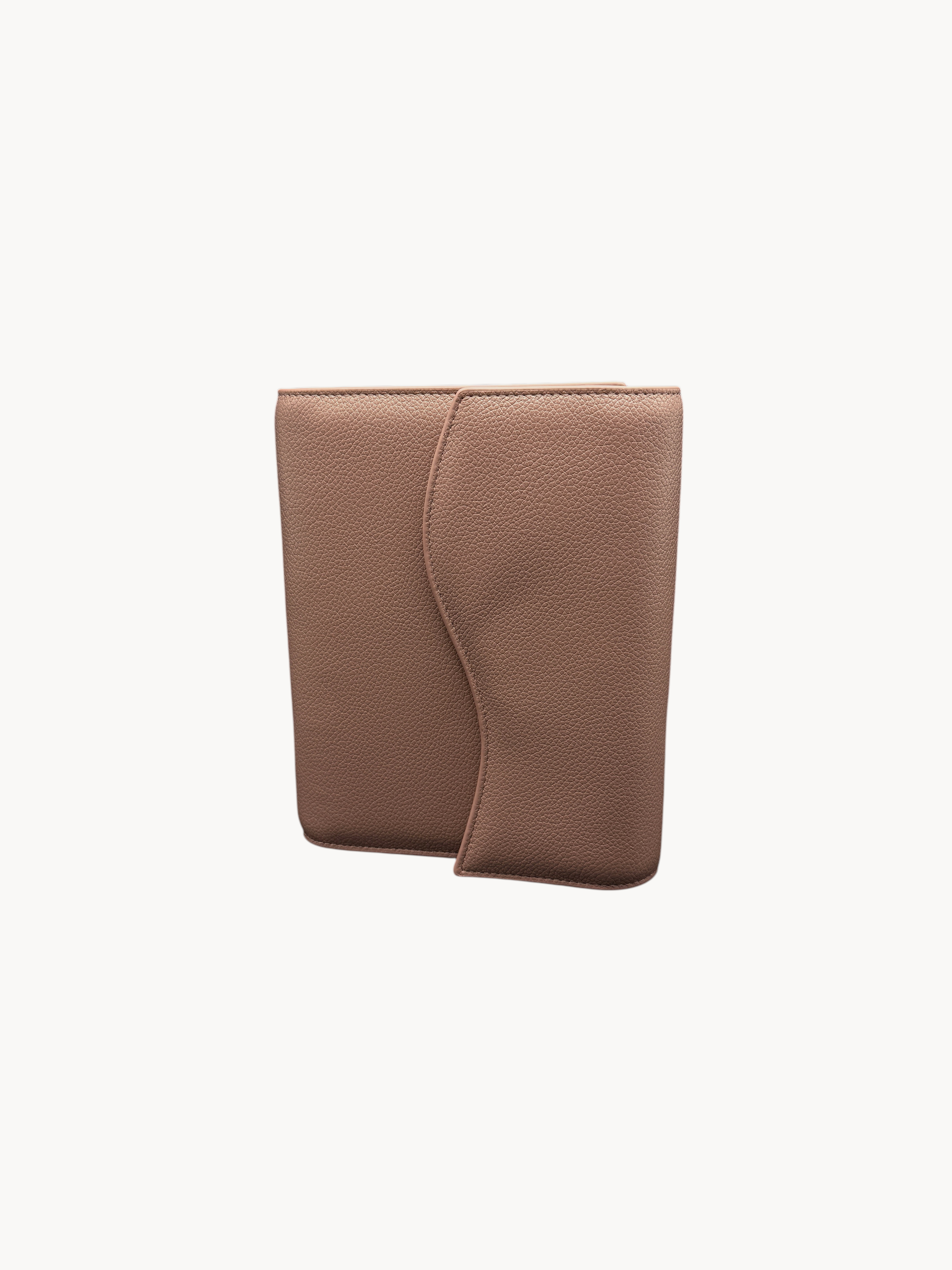 BUDGETNEEDS ™ A6 FlapLine ring binder in dusty rose with a magnetic button closure and minimalist textured design