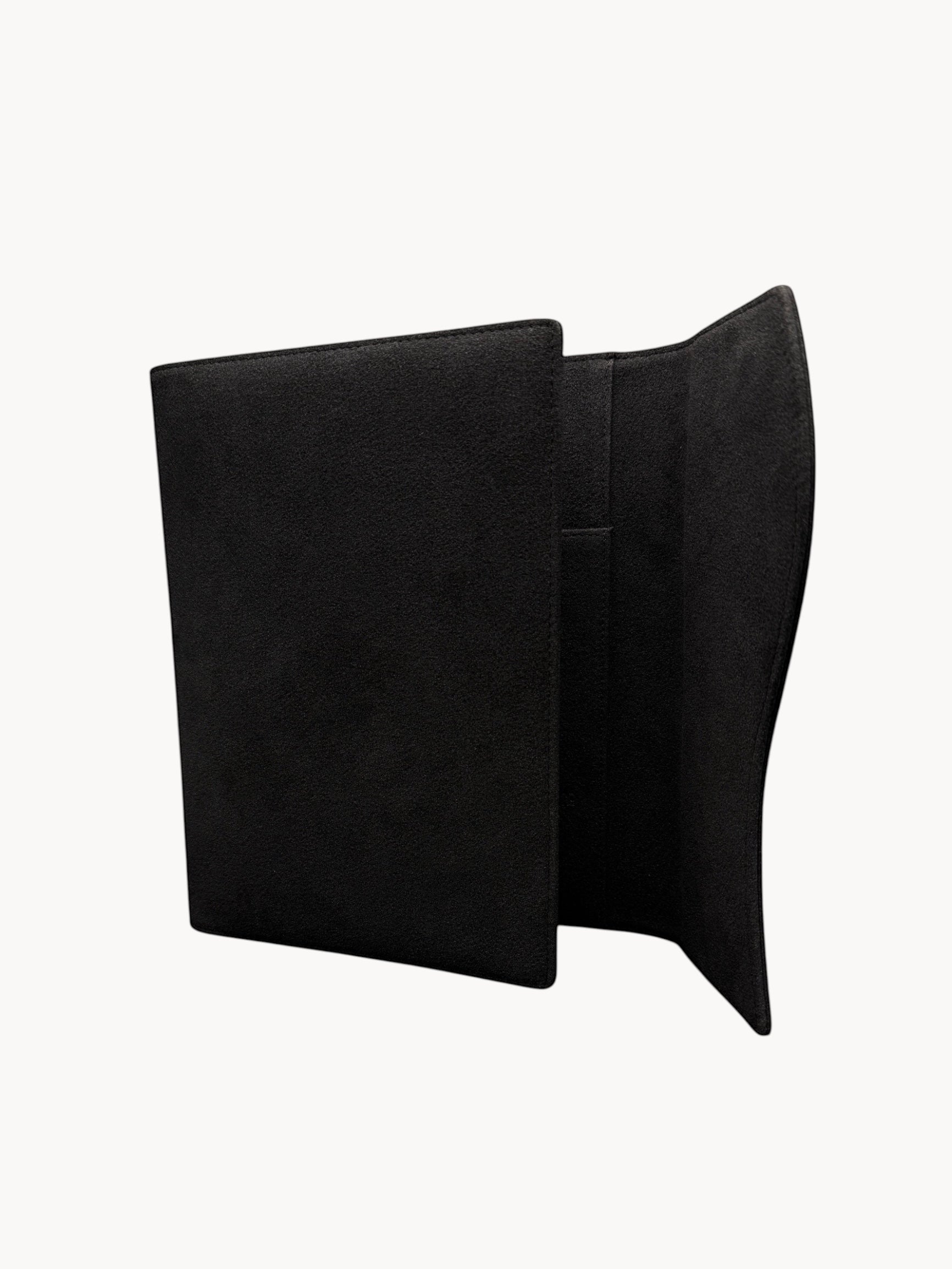 BUDGETNEEDS ™ A5 FlapLine ring binder in black suede with a clean, minimalist design and hidden magnetic closure.