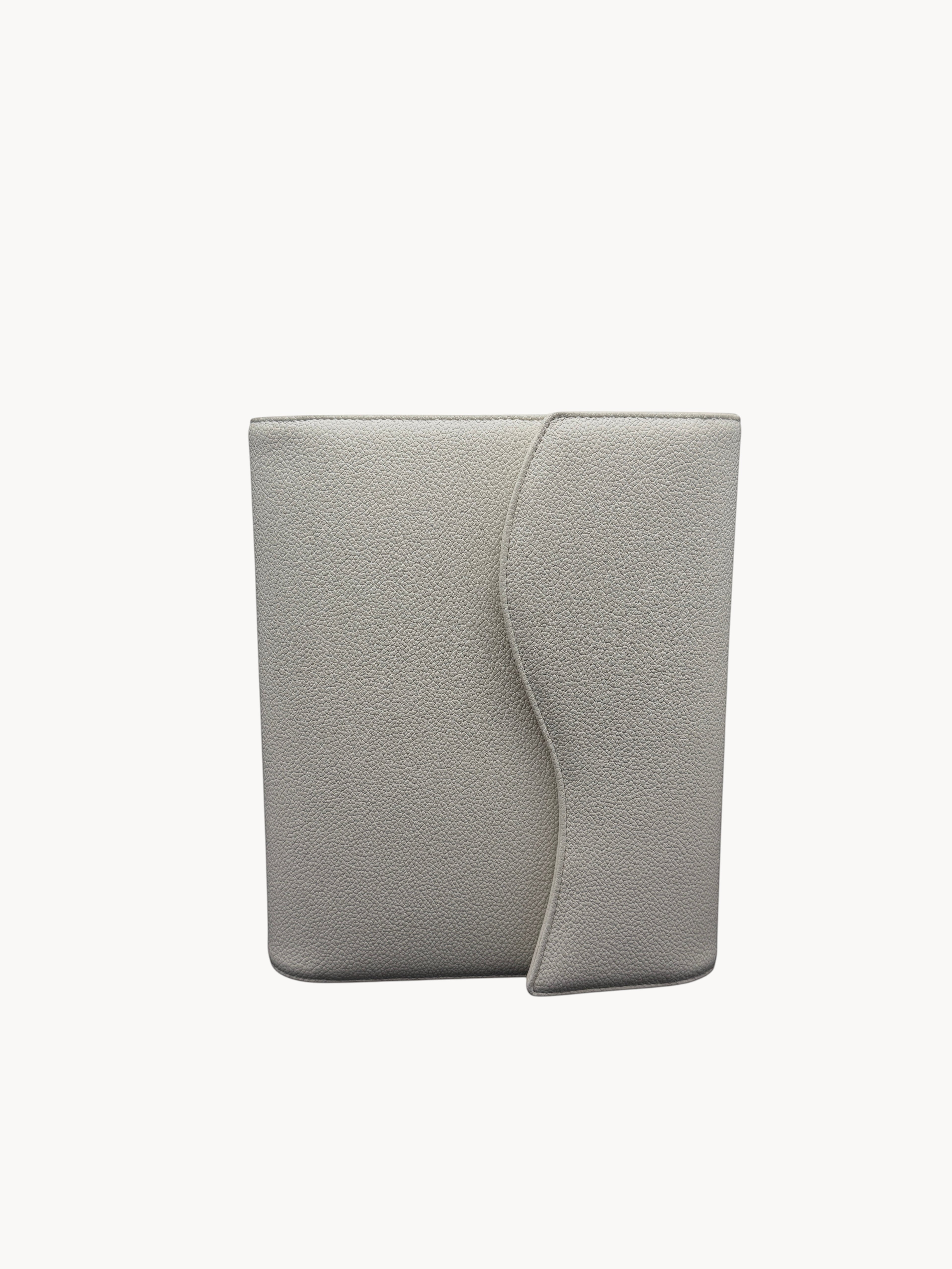 BUDGETNEEDS ™ FlapLine A5 ring binder in light grey textured material with a minimalist magnetic flap closure