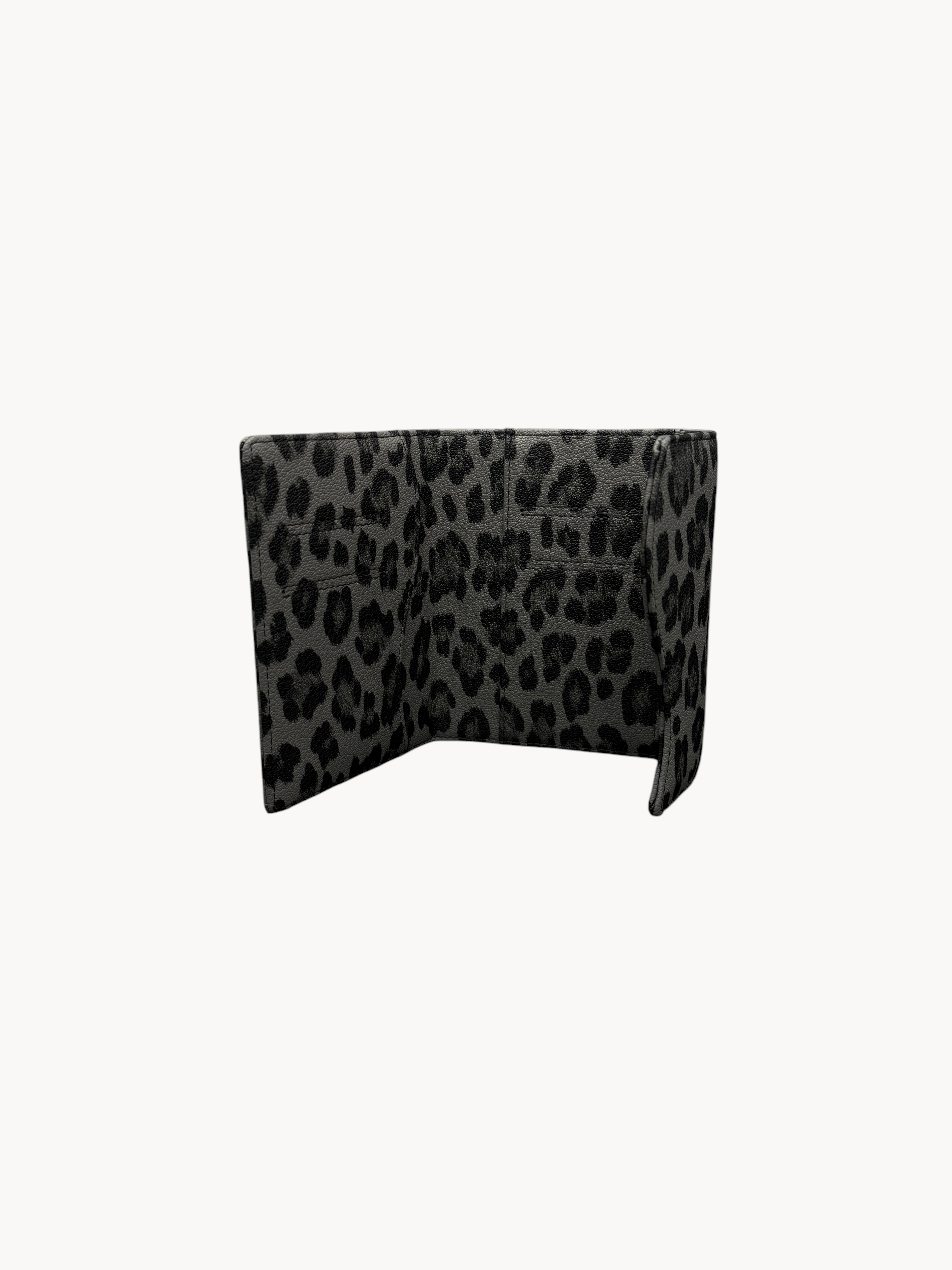 BUDGETNEEDS ™ leopard print passport cover in grey and black for stylish travel protection