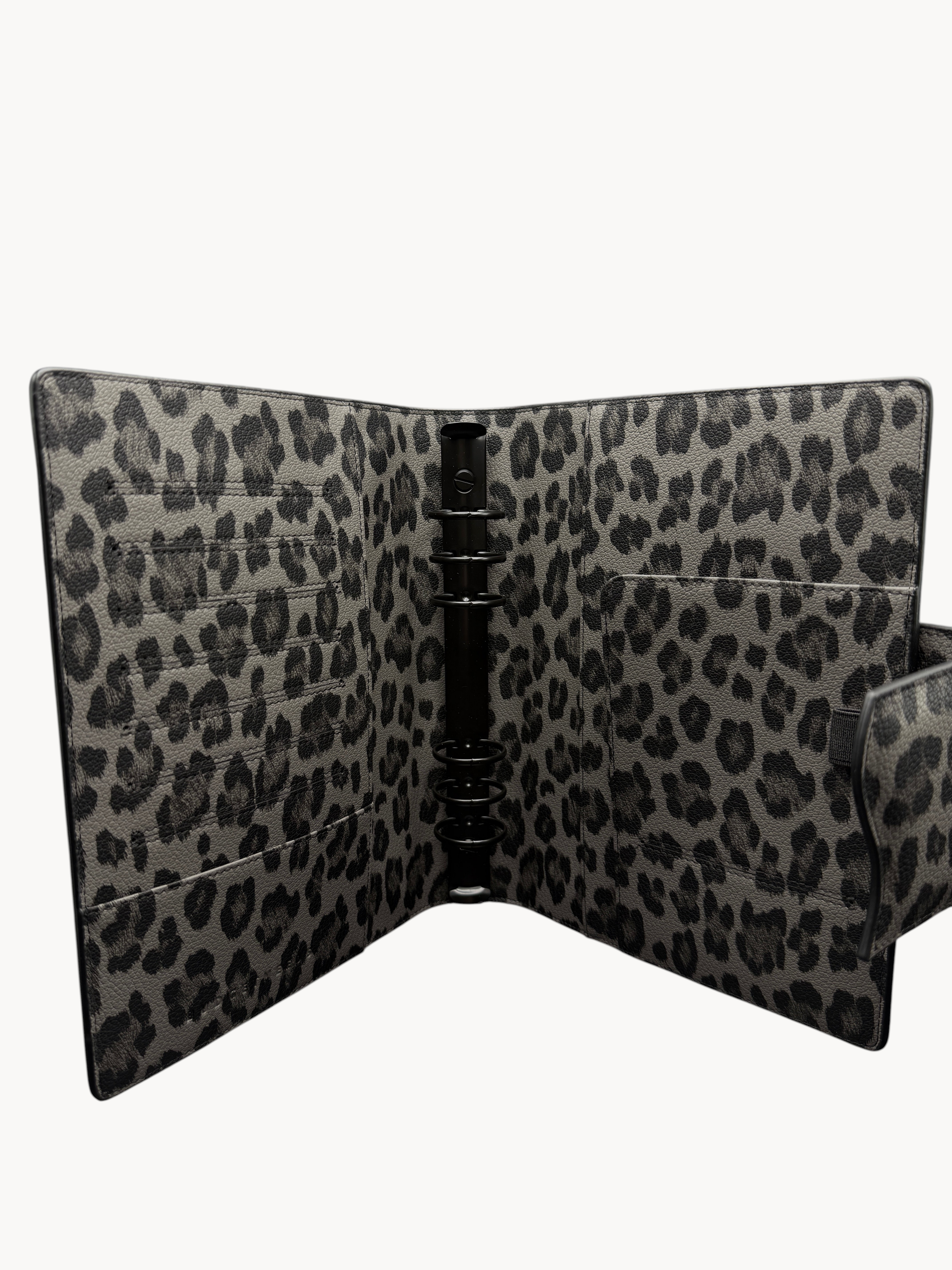 BUDGETNEEDS ™ A5 MiniFlap ring binder in grey leopard print with matte black hardware and integrated pen holder