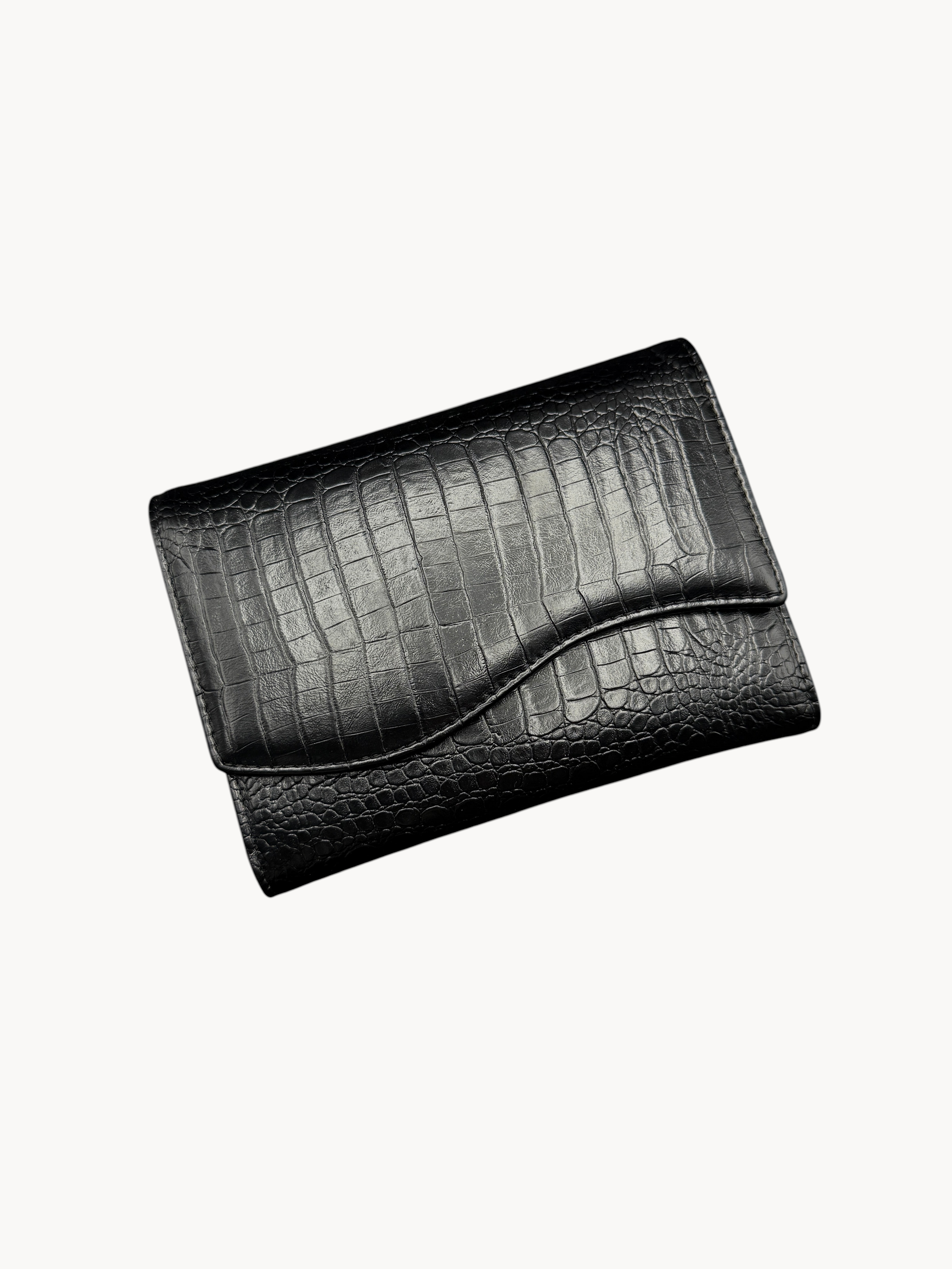 BUDGETNEEDS ™ Wallet Wave MIDI in black with a textured crocodile-effect finish and a sleek, minimalist design.